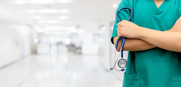 Telefon statt Doktor: Anruf bei 1450 soll Spitäler weiter entlasten