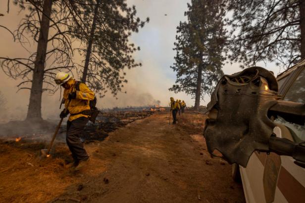 Riesiges Feuer nahe US-Nationalpark Yosemite breitet sich weiter aus