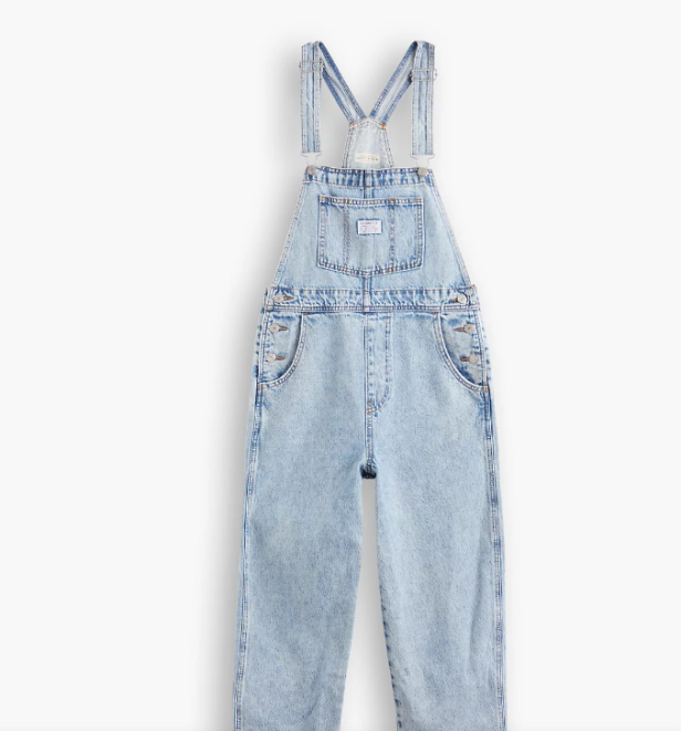 Eine hellblaue Jeans-Latzhose vor einem weißen Hintergrund.