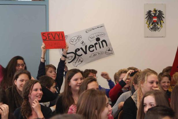 Eine Gruppe von Schülern hält Schilder mit Glückwünschen für „Severin“ hoch.