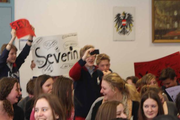 Eine Gruppe von Schülern hält Schilder mit der Aufschrift „Severin“ hoch.