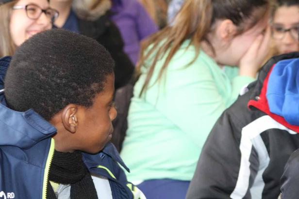 Eine Gruppe von Jugendlichen sitzt beieinander.