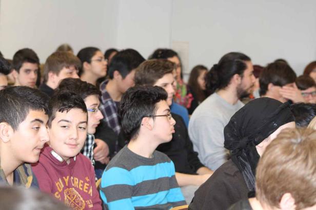 Eine Gruppe von Studenten sitzt in einem Hörsaal.
