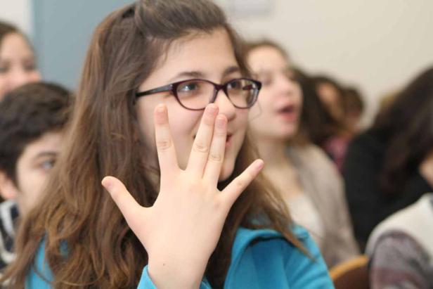 Ein junges Mädchen mit Brille zeigt den vulkanischen Gruß aus „Star Trek“.