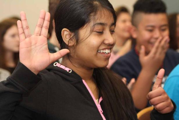Eine junge Frau zeigt den vulkanischen Gruß aus „Star Trek“.