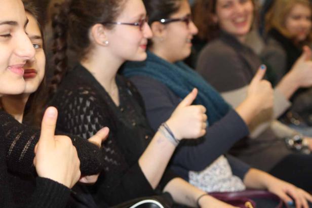 Eine Gruppe junger Frauen zeigt den Daumen nach oben.