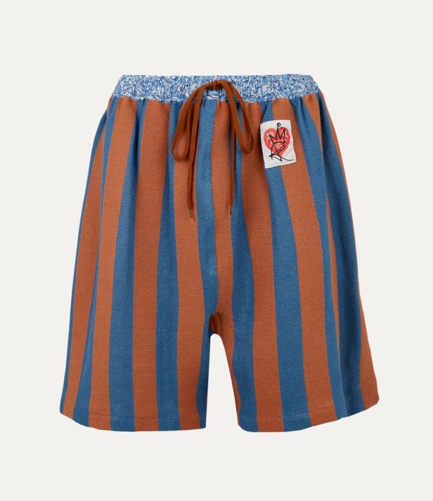 Eine kurze, gestreifte Hose in Braun und Blau mit Kordelzug und einem Aufnäher.