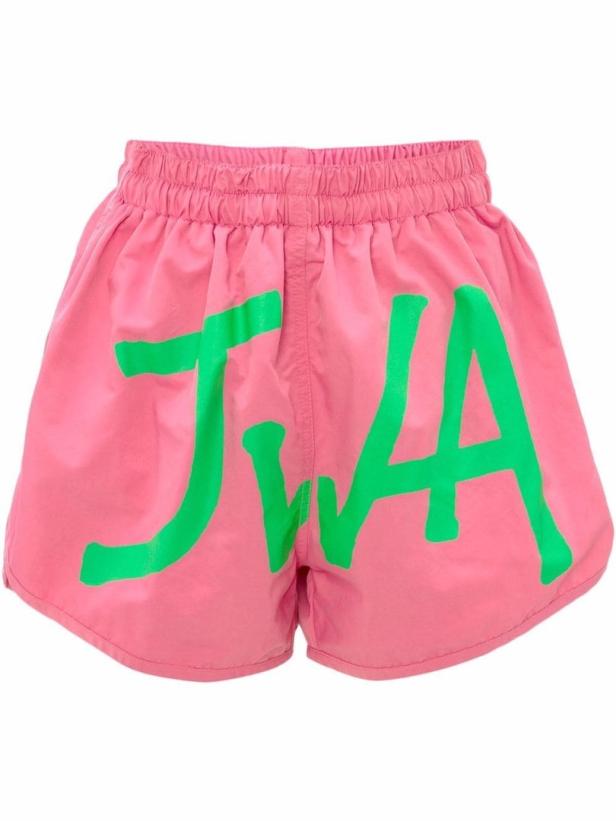 Eine rosafarbene Shorts mit einem grünen „JW“-Logo.