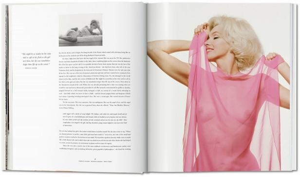 Marilyn Monroe posiert mit einem transparenten, rosafarbenen Stoff vor ihrem Körper.