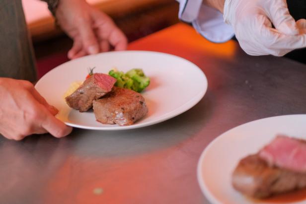 Ein Teller mit zwei Filetsteaks, Kartoffelpüree und Brokkoli wird serviert.