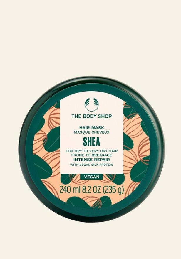 Ein Tiegel der Shea-Haarmaske von The Body Shop für trockenes und strapaziertes Haar.
