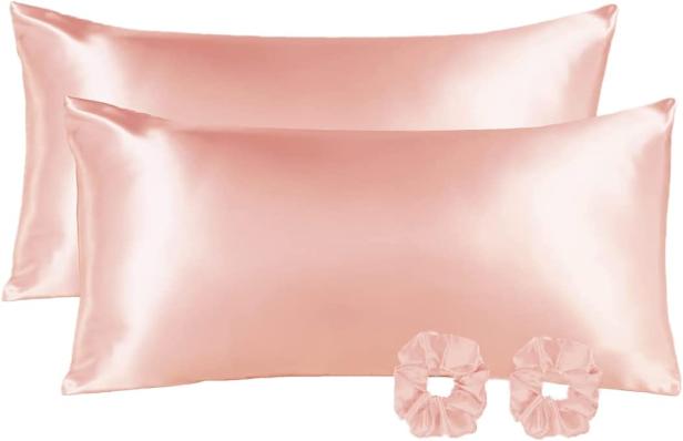 Zwei rosa Seidenkissen und zwei passende Scrunchies.