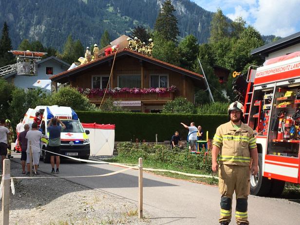 Tirol: Kleinflugzeug stürzte auf Wohnhaus ab