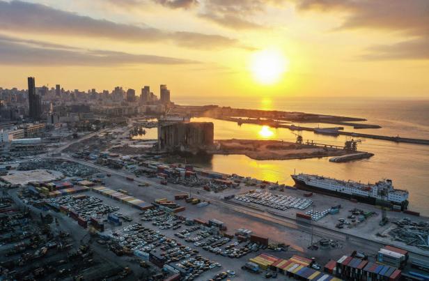 Luftaufnahme des Hafens von Beirut bei Sonnenuntergang.