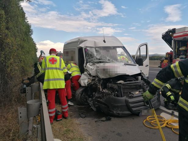 Zwei Schwerverletzte: Kleinlaster krachte auf Südautobahn in Lkw
