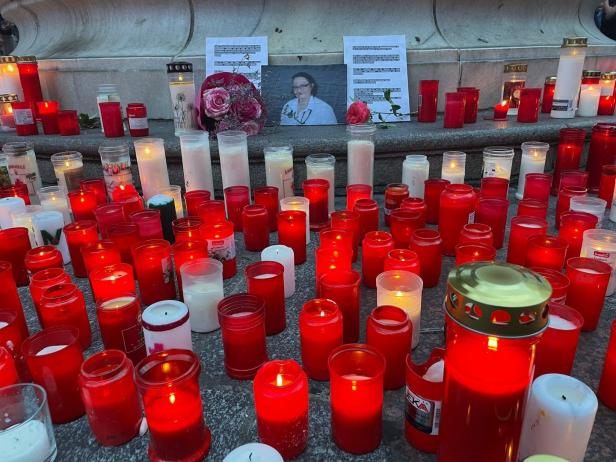 Kerzen des Mitgefühls: Mahnwache für ein Opfer des Hasses