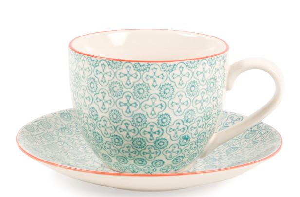 Eine Teetasse mit Untertasse, verziert mit einem türkisfarbenen Muster.