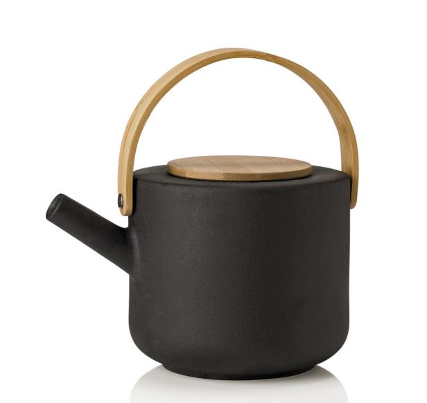 Eine schwarze Teekanne mit einem Holzgriff und einem Holzdeckel.