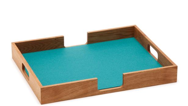 Ein leeres Holztablett mit türkisfarbenem Boden und Griffen an den Seiten.