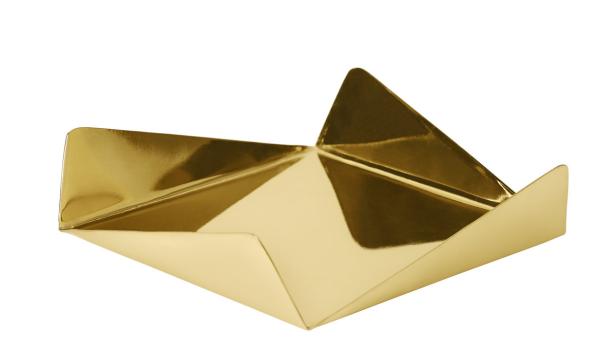 Eine goldene, origami-ähnliche Schale auf einem weißen Hintergrund.