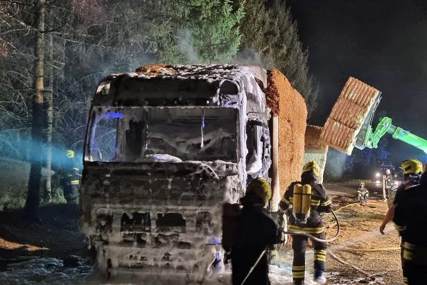 Mit 27 Strohballen beladen: LKW in NÖ in Brand geraten