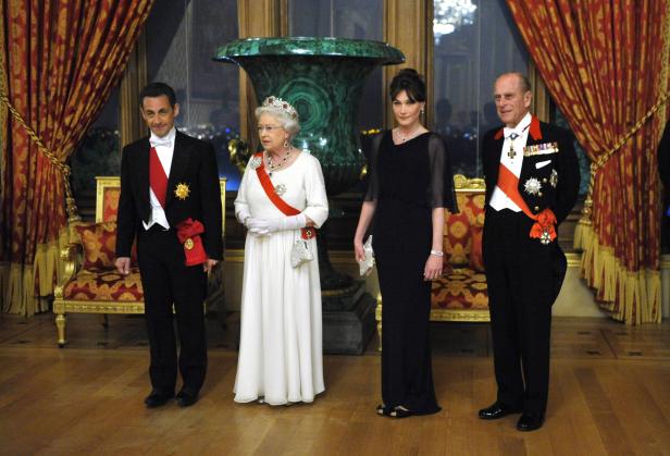 Königin Elisabeth II. mit Nicolas Sarkozy, Carla Bruni und Prinz Philip bei einem Staatsbesuch.