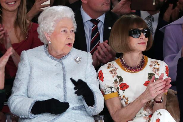 Königin Elisabeth II. und Anna Wintour applaudieren bei einer Modenschau.