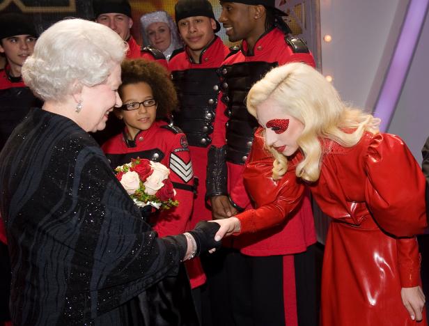 Königin Elisabeth II. schüttelt Lady Gaga die Hand.