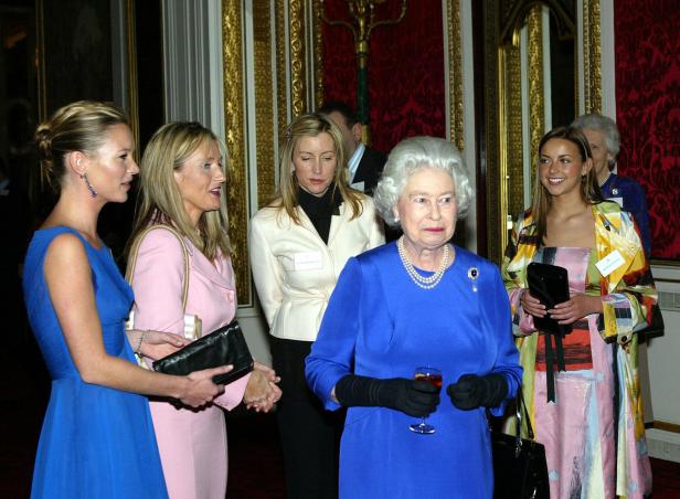Königin Elisabeth II. bei einer Veranstaltung mit mehreren Frauen.