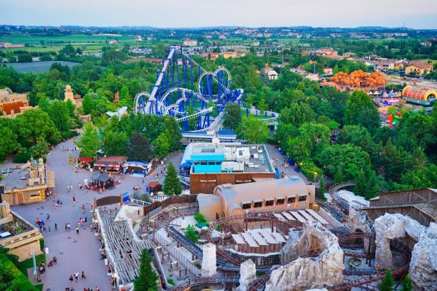 Blick über den Freizeitpark Gardaland mit Achterbahnen und anderen Attraktionen.