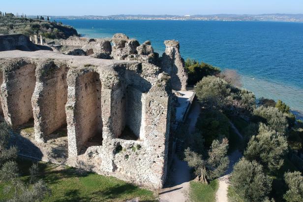 Die Ruinen der Grotten des Catull auf der Halbinsel Sirmione am Gardasee.
