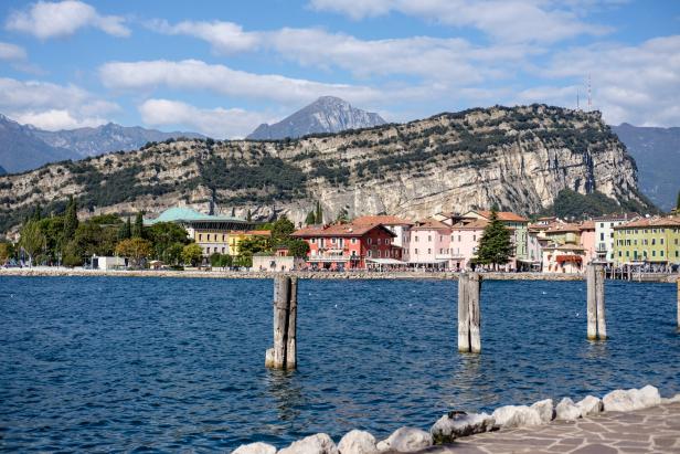 Blick auf die farbenfrohe Uferpromenade von Riva del Garda am Gardasee.