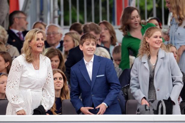 Herzogin Sophie sitzt mit ihren Kindern James, Earl of Wessex, und Lady Louise Windsor bei einer öffentlichen Veranstaltung.
