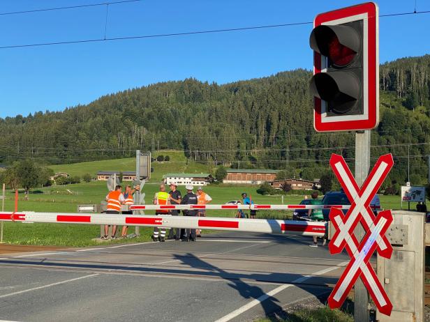 Zwischen Bahnschranken gefangen: "Da hilft nur Gas geben"
