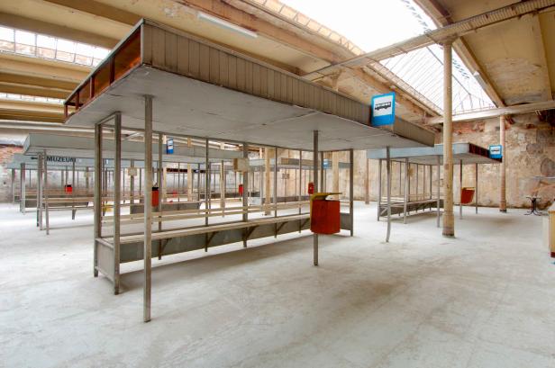 Eine Installation mit mehreren Buswartehäuschen in einem großen Raum.