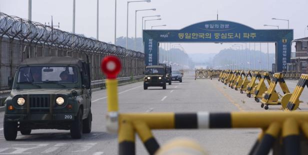 Militärfahrzeuge fahren durch das Tor zur Demilitarisierten Zone (DMZ) in Paju, Südkorea.