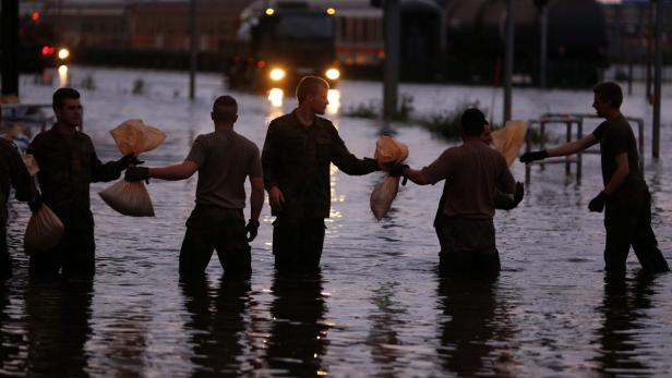 Soldaten versuchen mit Sandsäcken die Wassermassen Richtung Magdeburg aufzuhalten.