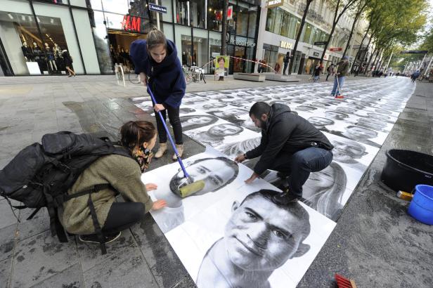 Mariahilfer Straße mit Flüchtlingsporträts gepflastert