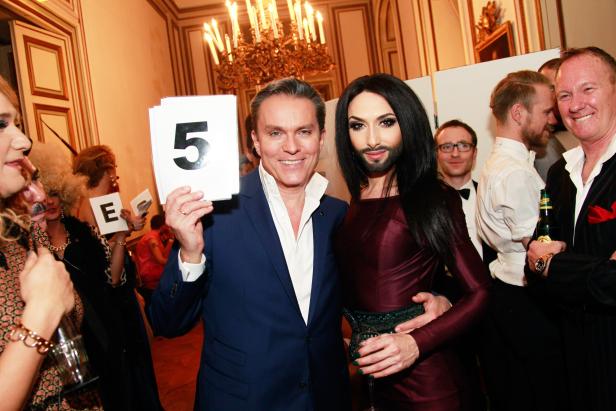 Thomas Gottschalk und Conchita Wurst posieren bei einer Veranstaltung.