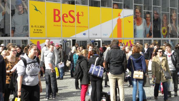 Besucher strömen zur „BeSt³“-Messe für Beruf, Studium und Weiterbildung.