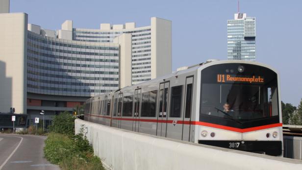 Eine U-Bahn der Linie U1 fährt in Wien am Vienna International Centre vorbei.