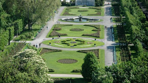 Ein Blick von oben auf einen formellen Garten mit Springbrunnen und Wegen.