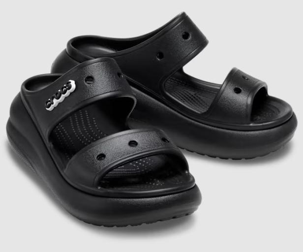 Ein Paar schwarze Crocs-Sandalen mit Plateausohle.