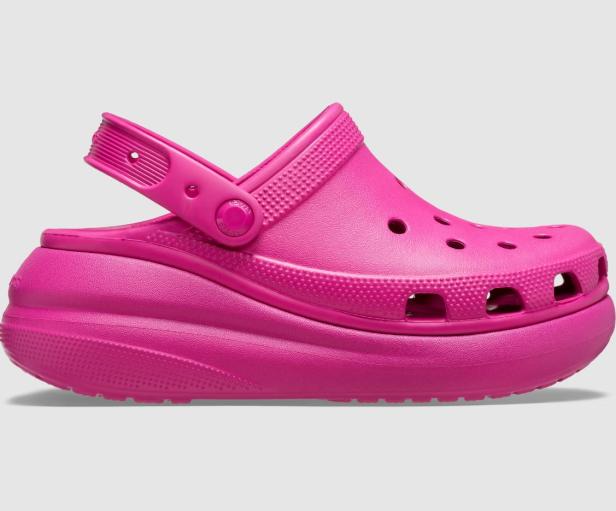 Ein pinkfarbener Crocs-Clog mit erhöhter Sohle.