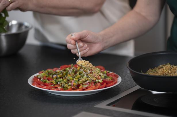 Gartenfrisch aus dem Kochsalon: Sommersalat mit Tomaten und Pangrattato