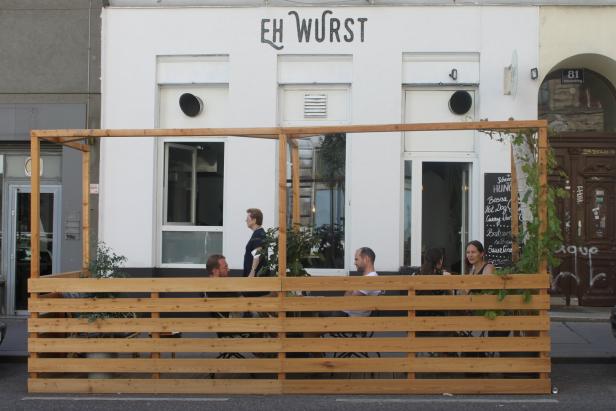 „Eh Wurst“: Schlangestehen für Bosna aus Pilzen und Curry-Wurst aus Seitan