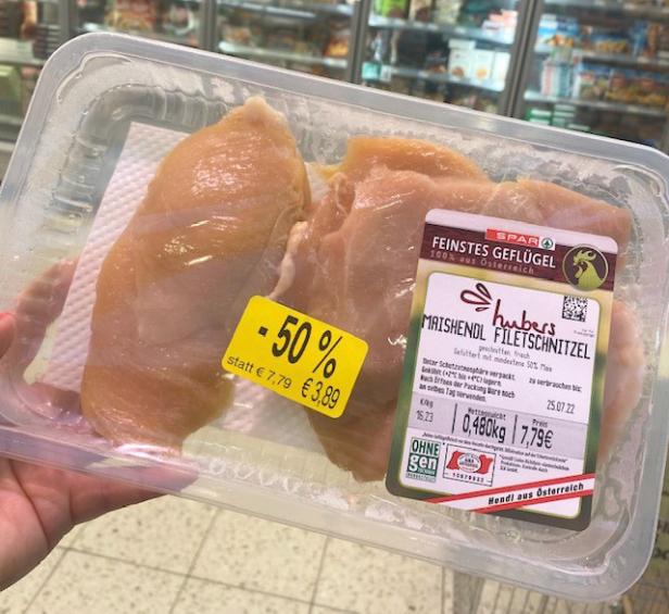 Eine Packung Hühnerfiletschnitzel von Spar mit einem Rabattaufkleber.