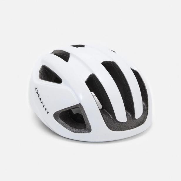 Ein weißer Fahrradhelm der Marke Oakley vor einem weißen Hintergrund.