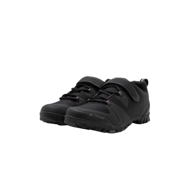 Ein Paar schwarze Vaude-Schuhe mit Klettverschluss stehen auf einem weißen Hintergrund.