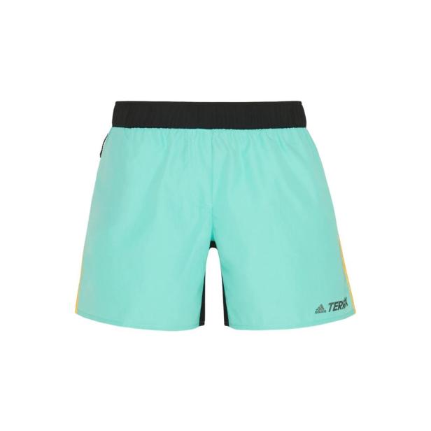 Eine hellblaue Adidas Terrex-Shorts mit schwarzem Bund und gelben Akzenten.